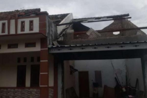 Angin Kencang Terjang Pemukiman Warga Kramatwatu Serang