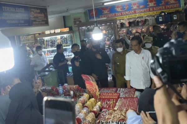 Presiden Jokowi Tinjau Aktivitas Perdagangan di Pasar Pekanbaru