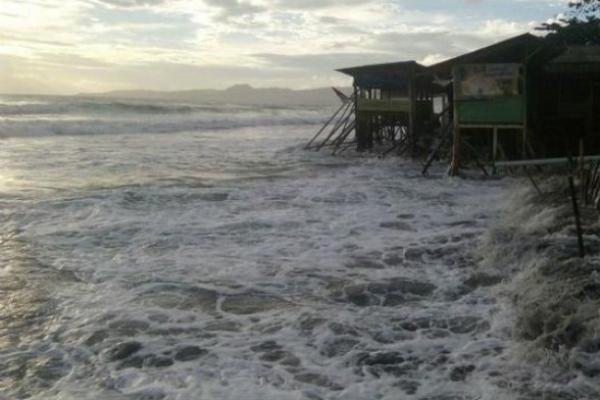 BMKG Jatim Minta Masyarakat Waspadai Gelombang Tinggi Air Laut Pasang