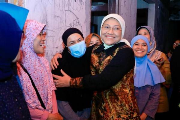 Bantu Korban Kebakaran di Mampang, Menaker Ida Dirikan Dapur Umum