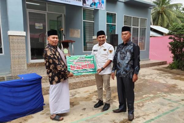Legislator PKB Sumbar Serahkan Bantuan untuk Pondok Pesantren di Padang Pariaman