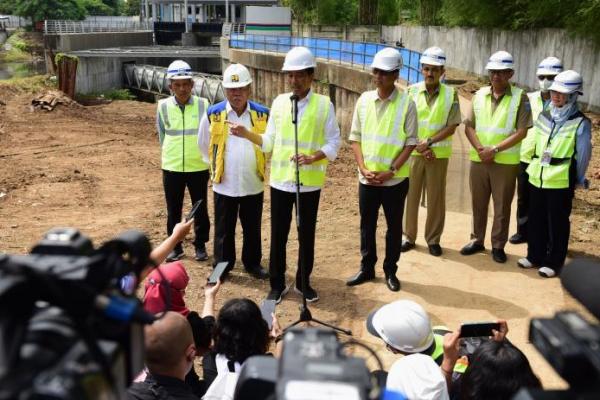 Presiden Jokowi Tinjau Penyelesiaan Sodetan Ciliwung untuk Kendalikan Banjir Jakarta