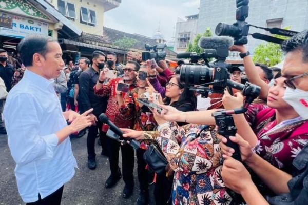 Presiden Jokowi Ajak Pimred Blusukan ke Pasar di Kota Medan