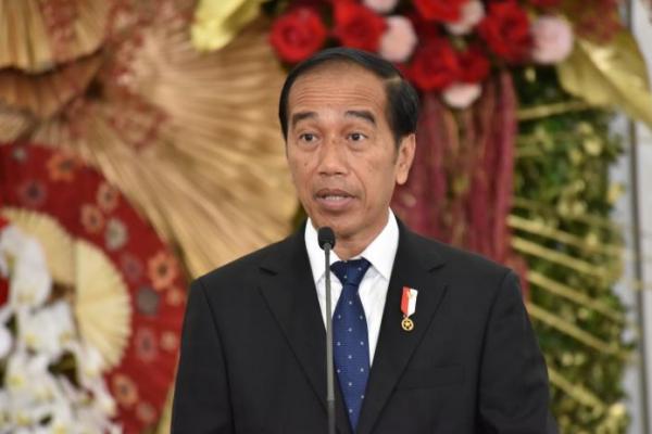 Presiden Jokowi Ajak Masyarakat Tanam Mangrove di Pesisir Pantai