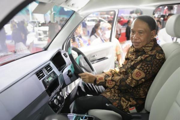 Ke IIMS, Menpora Amali Kunjungi Pameran Mobil Esemka