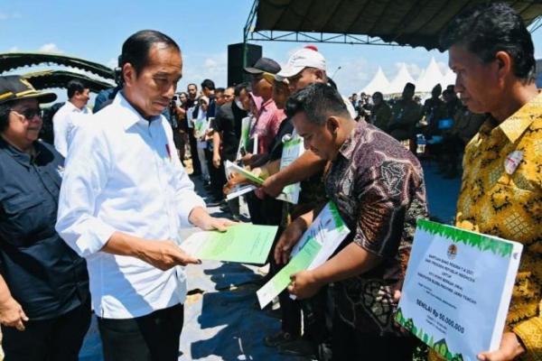 Presiden Jokowi Serahkan Sertifikat Tanah untuk Masyarakat di Kabupaten Blora