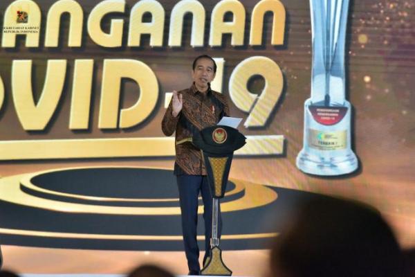 Presiden Jokowi Serahkan Penghargaan Penanganan COVID-19, Minta Terus Lanjutkan Pengabdian