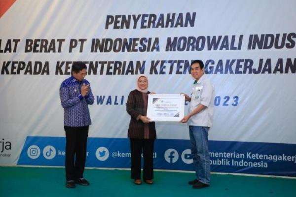 Menaker Ida Terima Hibah Alat Berat dari PT IMIP Morowali