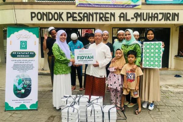 Rutin Berbagi Takjil, Pengasuh Ponpes al-Muhajirin Jakut Doakan Fatayat Sukses