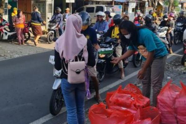 Cak Udin Bagikan Ratusan Paket Makanan Setiap Jumat Selama Ramadan