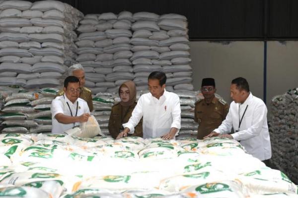 Presiden Jokowi Minta Bulog Tambah Stok Beras 3 Juta Ton