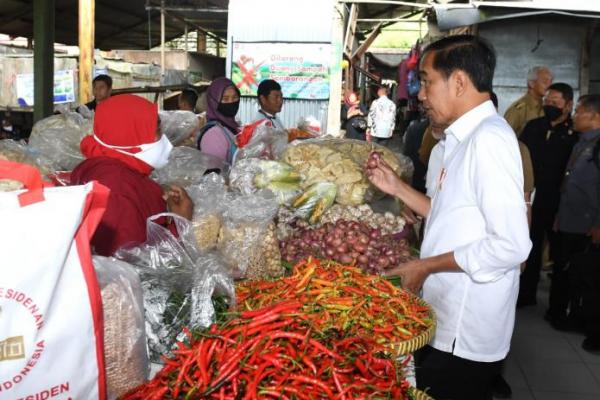 Kunker ke Jateng, Presiden Jokowi Cek Harga Kebutuhan Pokok di Pasar Boyolali