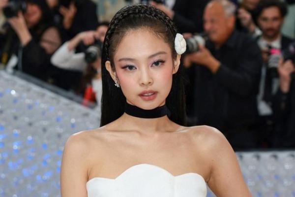 Jennie BLACKPINK Tampil Menawan dalam Dress Chanel 90 an