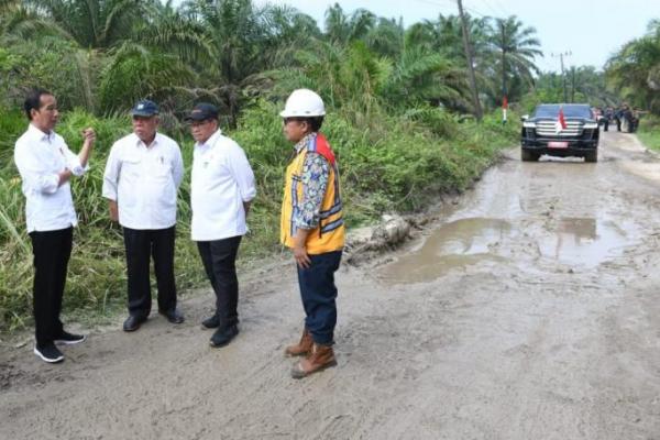 Kunker ke Sumatera Utara, Presiden Jokowi Tinjau Jalan Rusak