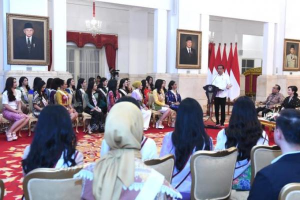 Presiden Jokowi Minta Finalis Puteri Indonesia Promosikan Wisata Indonesia