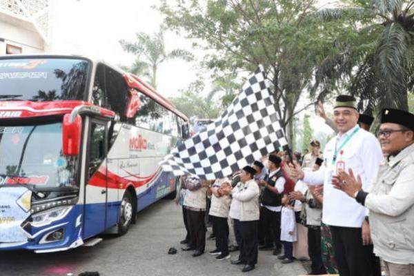 Bupati Tangerang Berangkatkan 384 Jemaah Haji di Masjid Agung Al Amjad