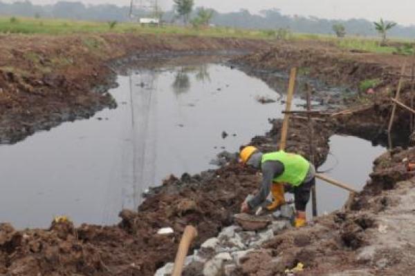 Cegah Banjir, Pemkab Tangerang Lakukan Normalisasi Saluran Air