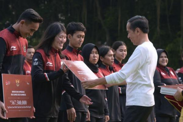 Presiden Jokowi Serahkan Bonus untuk Peraih Medali SEA Games 2023