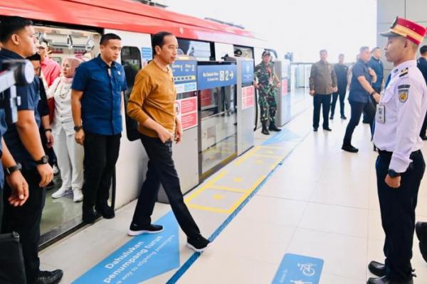 Presiden Jokowi Tinjau LRT Jabodebek, Pastikan Kesiapan Sistem Keselamatan dan Keamanan