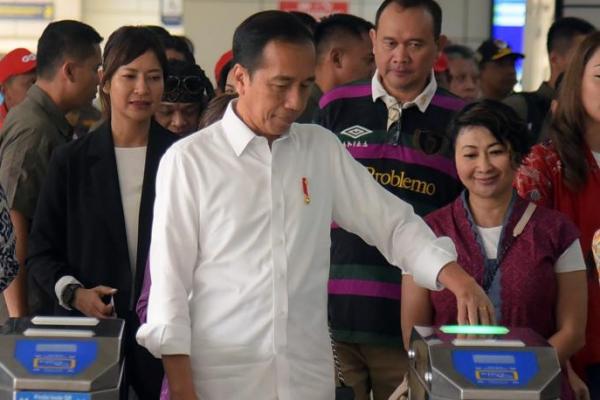 Presiden Jokowi Kembali Jajal LRT Jabodebek, Kali Ini Ajak Pegiat Seni