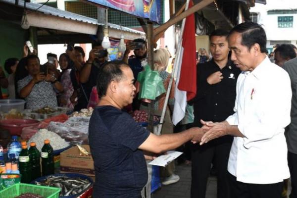 Lawatan ke Sumut, Presiden Jokowi Tinjau Harga Bapok di Pasar Brahrag Binjai