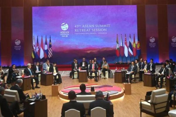 Presiden Jokowi Buka Sesi Retreat KTT ASEAN di JCC
