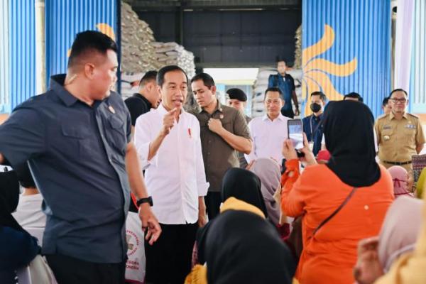 Presiden Jokowi Tinjau Persediaan Stok Beras di Gudang Bulog