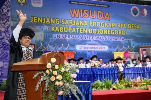 Ratusan Perangkat Desa Asal Bojonegoro Berhasil Rampungkan Pendidikan Sarjana