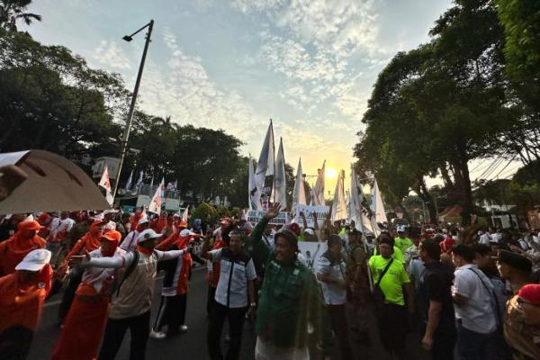 Lautan Massa Iringi Pendaftaran Anies-Gus Imin ke KPU
