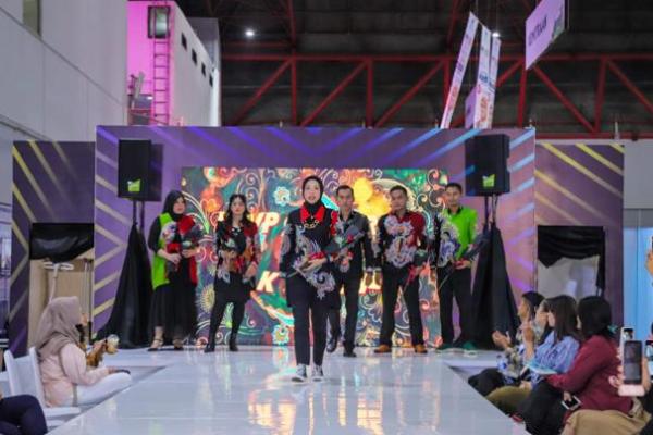 Fashion Show Sita Perhatian Pengunjung Job Fair Kemnaker