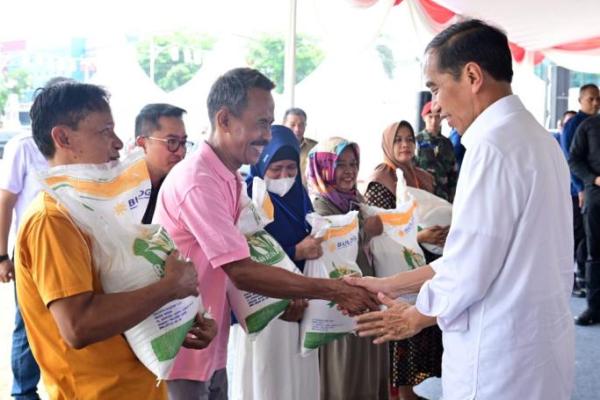 Presiden Jokowi Serahkan Bantuan Pangan ke Masyarakat Purwakarta