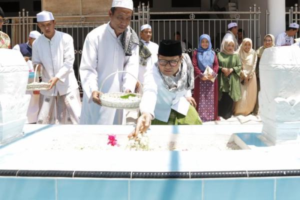 Hari Pahlawan, Gus Imin Ziarah ke Makam KH As`ad Syamsul Arifin di Situbondo