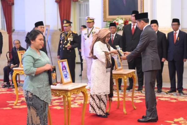 Presiden Jokowi Anugerahkan Gelar Pahlawan kepada Enam Tokoh