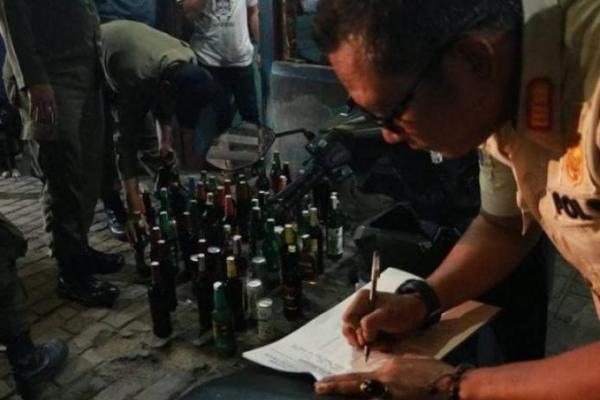 Satpol PP Kota Tangerang Amankan Ratusan Botol Miras