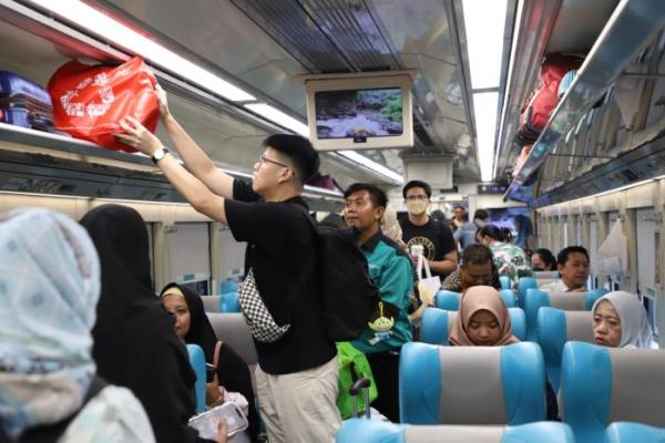 KAI Catat 3.271 Penumpang Batal Berangkat Akibat Banjir di Semarang