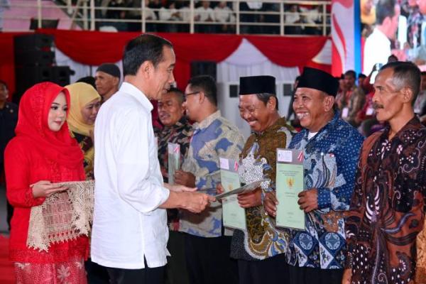 Presiden Jokowi Ingin Urusan Sertifikt Tanah Selesai Tahun Depan