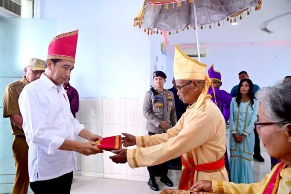 Presiden Jokowi Dianugerahi Gelar Adat Saat Tiba di Kepulauan Talaud