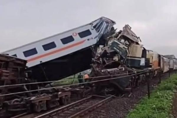 KAI Kerahkan Tiga Unit Alat Berat Evakuasi Kereta Tabrakan di Cicalengka