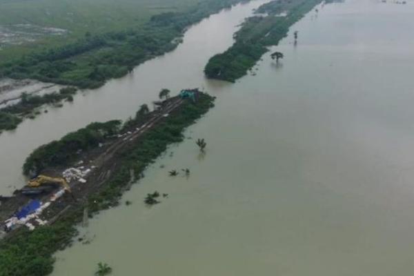 Tanggul Sungai Wulan di Demak yang Jebol Mulai Diperbaiki