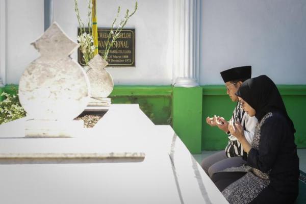 Hari Tenang, Gus Imin Ziarah Makam Mbah Wahab dan Mbah Bisri