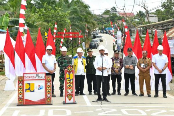 Presiden Jokowi Resmikan Inpres Jalan Daerah di Kalimantan Timur
