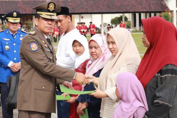 Pemkab Tangerang Serahkan Santunan BPJS ke Petugas KPPS yang Gugur