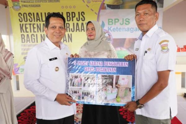 Pj Bupati Tangerang Serahkan Bantuan Premi Jaminan BPJS Ketenagakerjaan ke Ratusan Nelayan