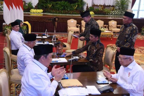 Presiden Jokowi dan Wapres Ma`ruf Amin Serahkan Zakat ke Baznas di Istana