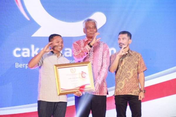 Abdul Wahid Terima Penghargaan Tokoh Politik Inspiratif Cakaplah Award