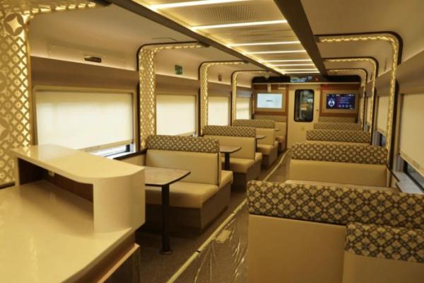 Interior KA Majapahit Direnovasi Bergaya Stainless Steel New Generation 