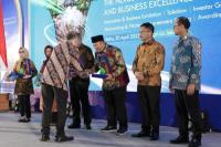 Lahirkan Konsep Automatic Stabilization, Cucun Terima Penghargaan dari UNPAD