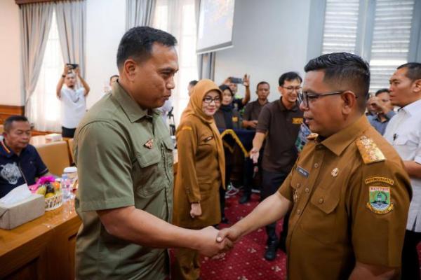 Gubernur Banten Andra Soni Buka Rapat Tim Pengawasan Orang Asing