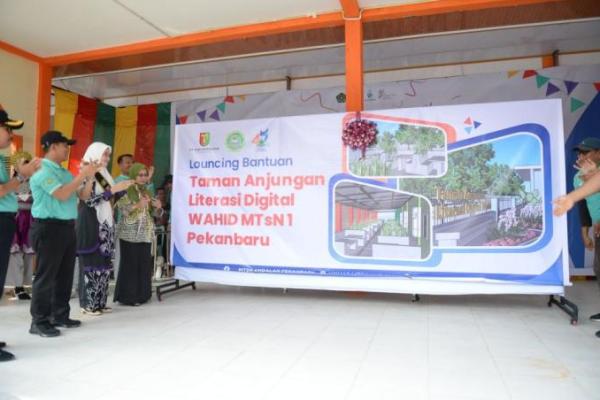 Ketua TP PKK Riau Henny Resmikan Taman Anjungan Literasi Digital Wahid