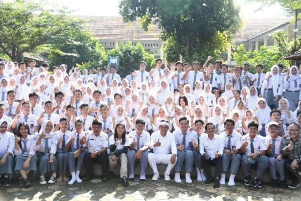 Gubernur Jabar `Bapak Aing` Sosialisasikan PP Tunas kepada Pelajar di Purwakarta